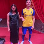 Mohamed Anwar Instagram - لما امك تعملك رونالدو وجورجينا في البيت 😂😂 دلوقتي تقدر تتفرج علي رونالدو وجورجينا لايف يوميا وحتي يوم الاحد ١٢ فبراير علي مسرح #محمد_العلي في مسرحية #ازاي_تخنق_جارك #بوليفارد #رياض_سيتي