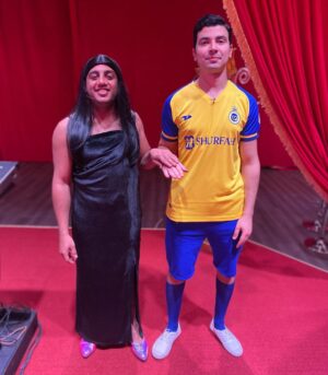 Mohamed Anwar Instagram - لما امك تعملك رونالدو وجورجينا في البيت 😂😂
دلوقتي تقدر تتفرج علي رونالدو وجورجينا لايف
يوميا وحتي يوم الاحد ١٢ فبراير علي مسرح #محمد_العلي في مسرحية #ازاي_تخنق_جارك #بوليفارد #رياض_سيتي