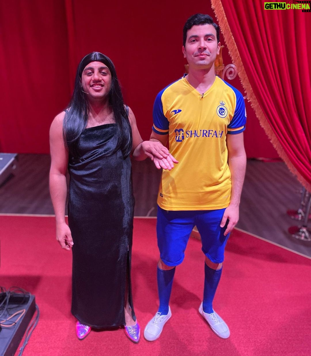 Mohamed Anwar - 53.2K Likes - لما امك تعملك رونالدو وجورجينا في البيت 😂😂
دلوقتي تقدر تتفرج علي رونالدو وجورجينا لايف
يوميا وحتي يوم الاحد ١٢ فبراير علي مسرح #محمد_العلي في مسرحية #ازاي_تخنق_جارك #بوليفارد #رياض_سيتي