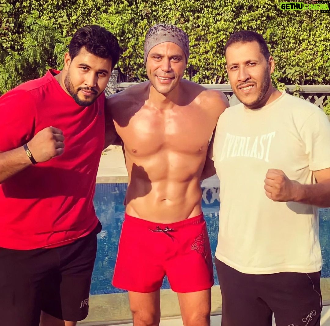 Mohamed Imam Instagram - كنت حابب اشكر مدربين البوكس اللي خلوني أظهر بالشكل ده في #عمهم .. و على المجهود اللي عاملوه معايا 🥊 كابتن إسلام عطار .. كابتن محمد العطار .. كابتن محمود عقل ❤️💪🏼