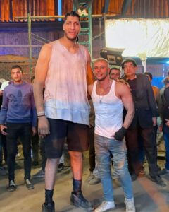 Mohamed Imam Instagram - استنوني مع بطل مصر #حمد_فتحي في أغرب مشهد أكشن 😂💪🏼 #عمهم 💣