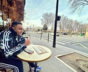 Mohamed Osama Instagram - ياااه.. لقد تذكرت عندما كنت طفلا وافطر الباتيه فى شوارع الشانزليزيه 👶🇫🇷❤️