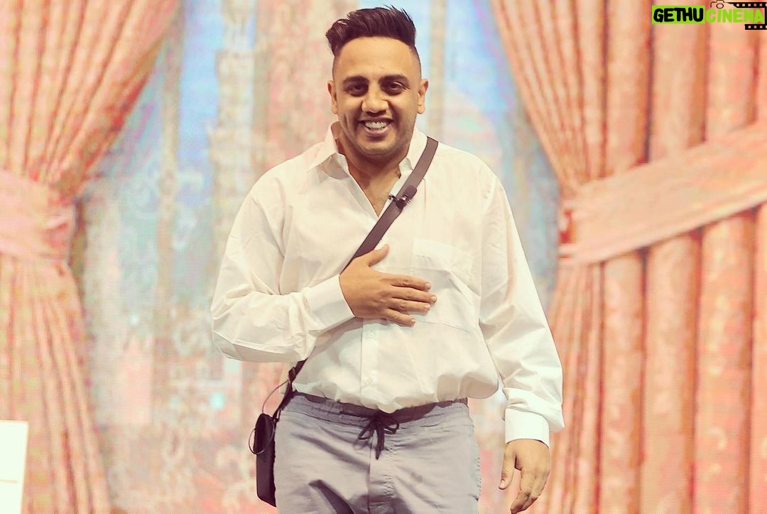 Mohamed Osama Instagram - شكراً لجمهور الأردن علي استقبالكم الجميل وكرم الضيافه واستمتعنا معاكم بالمسرحيه وفى انتظاركم غدا الخميس فى اخر ليله عرض باذن الله ورمضان كريم علينا جميعا وشكرا @platinumamman @whitehalljordan @craftmediaofficial الاردن Jordan