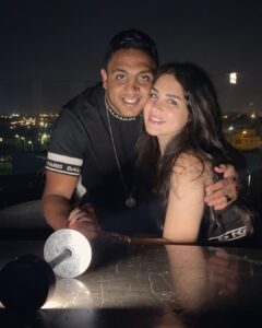 Mohamed Osama Instagram - الحمد لله تم تجديد التعاقد مع زوجتى للموسم السادس ولمده ١٠٠ موسم يارب مقابل ١٠٠ مليون حب وموده واحترام 😂❤️ ربنا يخليكى ليا وميحرمنيش منك ابدا ❤️❤️❤️