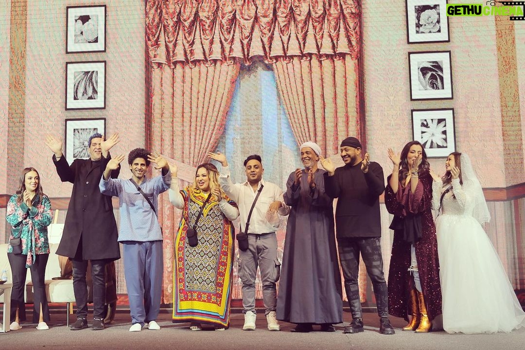 Mohamed Osama Instagram - شكراً لجمهور الأردن علي استقبالكم الجميل وكرم الضيافه واستمتعنا معاكم بالمسرحيه وفى انتظاركم غدا الخميس فى اخر ليله عرض باذن الله ورمضان كريم علينا جميعا وشكرا @platinumamman @whitehalljordan @craftmediaofficial الاردن Jordan