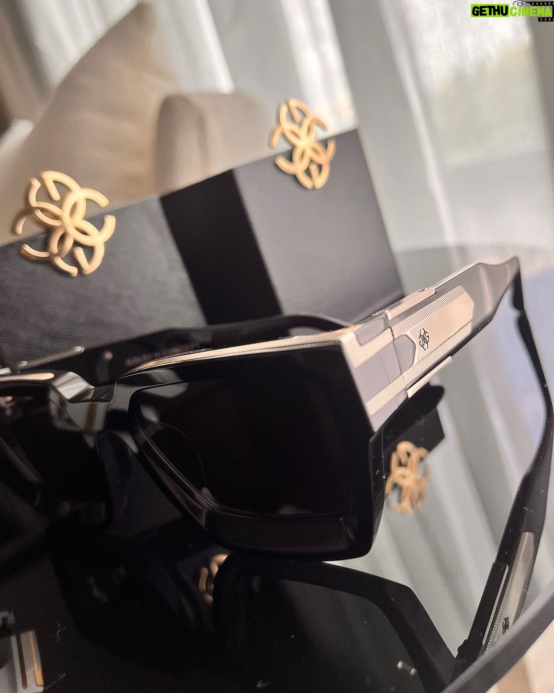 Mohamed Ramadan Instagram - 🛩️🕶️💫 SAFAR #SAFAR #MR1 #GoldenConcept #سفر 🤌🏽