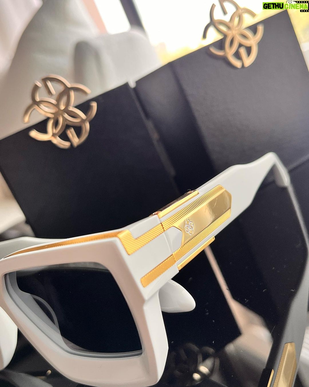 Mohamed Ramadan Instagram - 🛩️🕶️💫 SAFAR #SAFAR #MR1 #GoldenConcept #سفر 🤌🏽