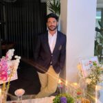 Mohammadreza Golzar Instagram - سال نو بر همگی مبارک❤️ ۱۴۰۱ هم گذشت و به رسم هر سال، برای مردم صبور و با اصالت ایران آرامش و شادی آرزو میکنم🙏🏽🌸 و امیدوارم همگی سالیانِ سال در کنار خانواده و عزیزانشون بهترین ها را سپری کنند و از خدا میخواهم رحمتش را بر سر همگی ما باران کند، برکتش را به سفره هایمان فراوان، روزهایمان را پر از شادی و گردش روزگار را آسان کند... سال نو مبارک باد "محمدرضا گلزار"
