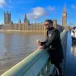 Mohammadreza Golzar Instagram - همین روزها؛ اتفاقاتِ خوب، خواهند افتاد؛ درست وسطِ روزمرِگی‌هایمان، دلخوشی‌ها راهشان را گم خواهندکرد و این‌بار به سمتِ ما روانه خواهندشد. شب‌هایی را می‌بینم که از خستگیِ شادی و لبخندِ روزهایمان می‌خوابیم و صبح‌هایی که با اشتیاقِ دلخوشی‌های تازه بیدار می‌شویم. من شک ندارم؛ یکی ازهمین روزها... همه چیز درست خواهد شد... #نرگس_صرافیان_طوفان