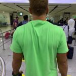 Mohammadreza Golzar Instagram - اگر ما دردهایِ درونِ آدم ها را می دانستیم و حالشان را می فهمیدیم ؛ بیشتر درکشان می کردیم و کمتر آزارشان می دادیم ، کمتر از دستشان کفری می شدیم و کمتر قضاوتشان می کردیم . گاهی آدم ها آنقدر خسته و زخمی و بریده اند که نمی توانند آرامش و تمرکزِ لازم را برای حفظ روابطشان داشته باشند ، حرف هایشان ، تیز و برّنده می شود و رفتارهایشان آزاردهنده ، اما واقعا قصد و نیتِ بدی ندارند . آدم ها را درک کنیم ! این بزرگترین کمکی ست که از هرکسی برایِ خوب کردنِ حالِ دیگران بر می آید . به گفتار و رفتارهایِ آنیِ شان برچسب نزنیم ! آدم های امروز ، همین اند ! دردهایشان را انکار می کنند تا قوی به نظر برسند و روی پای خودشان ایستاده باشند . اما روزی کم می آورند و در نهایتِ خستگی ، زیرِ آوارِ دردها و مشکلات و حرف هایِ ناگفته شان لِه می شوند ... و شما نمی دانید که در آن لحظه با یک روحِ خسته و متلاشی طرفید ! و نمی دانید چه سخت است لبخند زدن ، در نهایتِ ویرانی ... به جای جبهه گیری و قضاوت ، درکشان کنید کمی که بگذرد ؛ خودشان فاصله ها را کم می کنند و دوباره می خندند ، وقتی که زخم هایشان را ترمیم کرده اند و درد هایشان را خوب ، وقتی که با مشکلات و نداشته هایشان کنار آمده اند ... #نرگس_صرافیان_طوفان