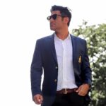 Mohammadreza Golzar Instagram - آدمهایی هستند در زندگیتان؛ نمی گویم خوبند یا بد.. چگالی وجودشان بالاست... افکار، حرف زدن، رفتار، محبت داشتنشان و هر جزئی از وجودشان امضادار است... یادت نمی رود "هستن هایشان را..." بس که حضورشان پر رنگ است. ردپا حک می کنند، اینها روی دل و جانت... بس که بلدند "باشند"... این آدمها را، باید قدر بدانی... وگرنه دنیا پر است از آن دیگر بی امضاهایی که شیب منحنی حضورشان، همیشه ثابت است... بعضی از آدمها ترجمه شده اند بعضی از آدمها فتوکپی آدمهای دیگرند بعضی از آدم ها با چند درصد تخفیف به فروش می رسند بعضی از آدم ها فقط جدول و سرگرمی دارند بعضی از آدمها خط خوردگی دارند بعضی از آدمها را چندبار باید بخوانیم تا معنی آنها را بفهمیم بعضی از آدمها را باید نخوانده کنارگذاشت از روی بعضی آدمها باید مشق نوشت از روی بعضی آدمها جریمه!!! نیاز نیست انسان بزرگی باشیم انسان بودن خود نهایت بزرگیست میتوان ساده بود ولی انسان بود به همین سادگی #قیصر_امین_پور