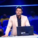 Mohammadreza Golzar Instagram - باید خودمان، خودمان را دوست داشته‌باشیم. باید هربار توی آینه نگاه کنیم و جسارت آدمِ ایستاده در آینه را تحسین کنیم و منتظر نباشیم کسی از راه برسد و یادمان بیندازد که چقدر قوی بودیم، چقدر زمین خوردیم و بلند شدیم و چقدر تسلیم نشدیم. باید زندگی‌مان را از همان اولش مرور کنیم، و به یاد بیاوریم تمام محدودیت‌هایی را که مچاله کردیم، زیر پا گذاشتیم و از آن‌ها پله ساختیم. و تمام سختی‌هایی را که با قلم‌موی طاقتمان روی صفحه‌ی بیقرار روزگار کشیدیم و باز هم توقف نکردیم، محکم ایستادیم و ادامه دادیم. باید خودمان دست بزنیم روی شانه‌های خودمان، خودمان مشوق خودمان باشیم و به خودمان انگیزه تزریق کنیم. باید فقط به‌خاطر خودمان از خودمان مراقبت کنیم، به‌خاطر خودمان کتاب‌های خوب بخوانیم و لباس‌های خوب بپوشیم و عطرهای خوب بزنیم. به‌خاطر خودمان صبح‌ها زودتر بیدار شویم و شب‌ها زودتر بخوابیم. باید به‌خاطر خودمان و سلامتیِ خودمان ورزش کنیم، فیلم‌های خوب ببینیم و با آدم‌های خوب معاشرت کنیم. دوست داشتنِ آدم‌ها خوب است، اما هیچ خوب نیست که دوست داشتن خودت هم منوط به دوست داشتن و حرف‌های آدم‌ها باشد، هیچ خوب نیست که به‌خاطر آدم‌ها به خودت بیشتر توجه کنی و به‌خاطر آن‌ها، آدمِ شادتری باشی. که اگر روزی نبودند، دوست داشتنشان ته کشید، یا سکوت کردند؛ از هم بپاشی! #نرگس_صرافیان_طوفان