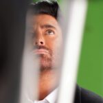Mohammadreza Golzar Instagram - ناچاری برای موفق‌تر شدنت و برای رسیدن به شرایط ایده‌آل و جایگاهی که دوست داری، کمی سخت بگیری به خودت و به آدم‌ها، ارتباطاتت را کمتر کنی، کمتر وقت بگذاری برای دلت، کمتر تفریح کنی، کمتر حرف بزنی و کمتر استراحت کنی. ناچاری برای رسیدن به چیزی که از همه بیشتر به آن نیاز داری، پا بگذاری روی خیلی چیزها و خیلی‌ها را از دست بدهی. ناچاری احساساتت را برای مدتی لااقل نادیده بگیری و با همه چیز منطقی و عقلانی برخورد کنی. ناچاری به طرز نگاه و واکنش آدم‌ها وقتی مشغله‌ و بی‌حوصلگی‌های تو آزارشان می‌دهد و تو را از خودشان دور و غریبه احساس می‌کنند، توجهی نکنی. ناچاری بی‌احساس و سرد باشی و از هرچیزی که تو را متوقف می‌کند فاصله بگیری و زمان و مشغله و اهدافت را اولویتت قرار بدهی. ناچاری برای مدتی دوست نداشته‌باشی، نخواهی، اهمیت ندهی، دلتنگ نشوی، خسته نباشی و دلت نخواهد کسی برایت چای بریزد و بگوید می‌دانم چقدر تلاش می‌کنی و چقدر خسته‌ای، برایت چای ریخته‌ام، خستگی در کن و ادامه بده عزیز دلم. ناچاری قوی باشی و بدون پشتوانه ادامه بدهی و دلت نخواهد به شانه‌های استوار کسی تکیه کنی. ناچاری برای مدتی، انسان دیگری باشی، جور دیگری فکر کنی و در هوای دیگری نفس بکشی.