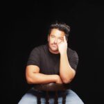 Mohammadreza Golzar Instagram - خدایا هزار هزار مرتبه تو را شکر می‌کنم به‌خاطر اینکه حواست هست، به‌خاطر اینکه هستی و می‌بینی و در دل بزنگاه‌های عمیق زندگی، درست وقتی که از زمین و زمانه ناامیدم از راه می‌رسی و معجزه می‌کنی. خدایا هزار هزار مرتبه تو را شکر می‌کنم به‌خاطر شیوه‌ی بی‌نظیری که در خدایی کردنت داری، به‌خاطر اینکه رفیقی، به‌خاطر اینکه رفیق‌ترین منی. خدایا تو را شکر می‌کنم به‌خاطر اینکه آن بالا نشسته‌ای و میان این‌همه، حواست به من هم هست، که مرا فراموش نمی‌کنی و یادت نمی‌رود که در این مختصات عجیب، که در این کنج دور و غریب، زیر این سقف کوچک ناپیدا هم بنده‌ای به لطف و مهربانیِ تو چشم دوخته، چشم‌هاش را بسته و خالصانه صدات می‌کند. تو را شکر می‌کنم که می‌شنوی، که می‌بینی، که به ناامید شدن‌هام می‌خندی، دست‌هات را باز می‌کنی و برایم امید می‌فرستی. #نرگس_صرافیان_طوفان‌