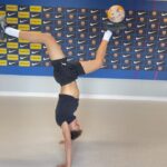 Mohammed El Amine El Khayari Instagram - Calentando un poco antes del show para el @fcbarcelona ❤️💙 somos lo que somos por cómo hicimos lo que hacemos ‼️ Att: @delarue280 Estadi Johan Cruyff