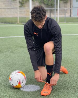 Mohammed El Amine El Khayari Instagram - Una vez más me decanto por las PUMA FUTURE para entrar al campo ⚽️🔥 Que nota les pones del 1 al 10? 🤔 
@pumafootball @elcorteingles