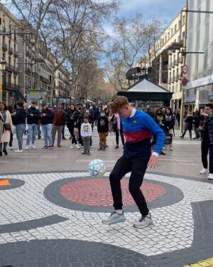 Mohammed El Amine El Khayari Instagram - Un freestyle en BARCELONA 🇪🇸otro en BRUSELAS 🇧🇪 otro en PARIS 🇫🇷 y por último en ANDORRA 🇦🇩 Con cual te quedas? 🤔💨 #skills #barcelona #fslife #bruselas #belgica #paris #francia #andorra
