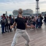 Mohammed El Amine El Khayari Instagram - haciendo cosas que solamente yo te diría “no se te ocurra” :) este año habrá un freestyle así en distintos países, para donde cogemos rumbo!? 🧳⚽️ Barcelona, Spain