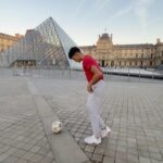 Mohammed El Amine El Khayari Instagram - Freestyle en Paris! 🇫🇷 A alguien le suena este sitio? Pista: Netflix 🤓 🎶: Capital de mis bros!! @bouuza_ @bores_d @nakebx en bucle 🔁🔥 #skills #paris #freestyle Museu De Louvre, Paris