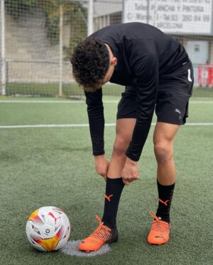 Mohammed El Amine El Khayari Instagram - Una vez más me decanto por las PUMA FUTURE para entrar al campo ⚽️🔥 Que nota les pones del 1 al 10? 🤔 
@pumafootball @elcorteingles