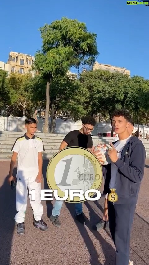 Mohammed El Amine El Khayari Instagram - CADA VUELTA AL MUNDO = 1 EURO 💰‼️ cuantas harías tú? 🤔 #skills #freestyle #reto #challenge #mohafs Barcelona, Spain