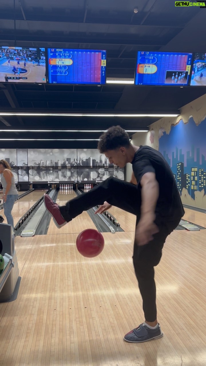 Mohammed El Amine El Khayari Instagram - cuando llevas a un freestyler por primera vez a la bolera 🎳🤣 - - - - #skills #bowling #reto #challenge #mohafs #freestyle Girona, Catalunya, España