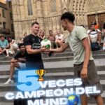 Mohammed El Amine El Khayari Instagram – freestyleando por el centro de Barcelona con @andrewhenderson ‼️ múltiple campeón del mundo de freestyle 😮‍💨⚽️ #skills #mohafs #freestyle #andrewhenderson #barcelona #showtime Barcelona, Spain