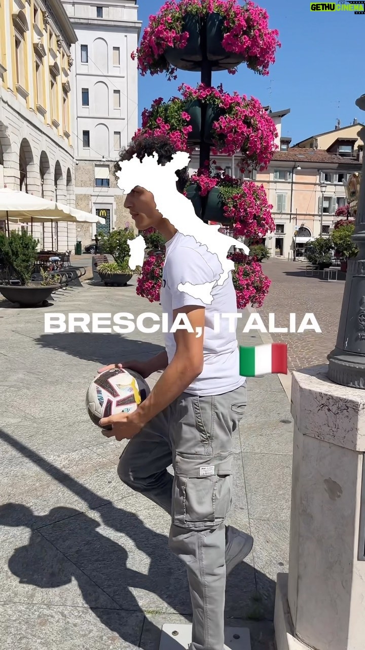 Mohammed El Amine El Khayari Instagram - Un balón ⚽️ y 31 grados ☀️ en tierra italiana 🇮🇹 @ljk_amg - GTA 🎶 - - - #freestyle #🇮🇹 #🇲🇦 #moroccino #skills #brescia Brescia