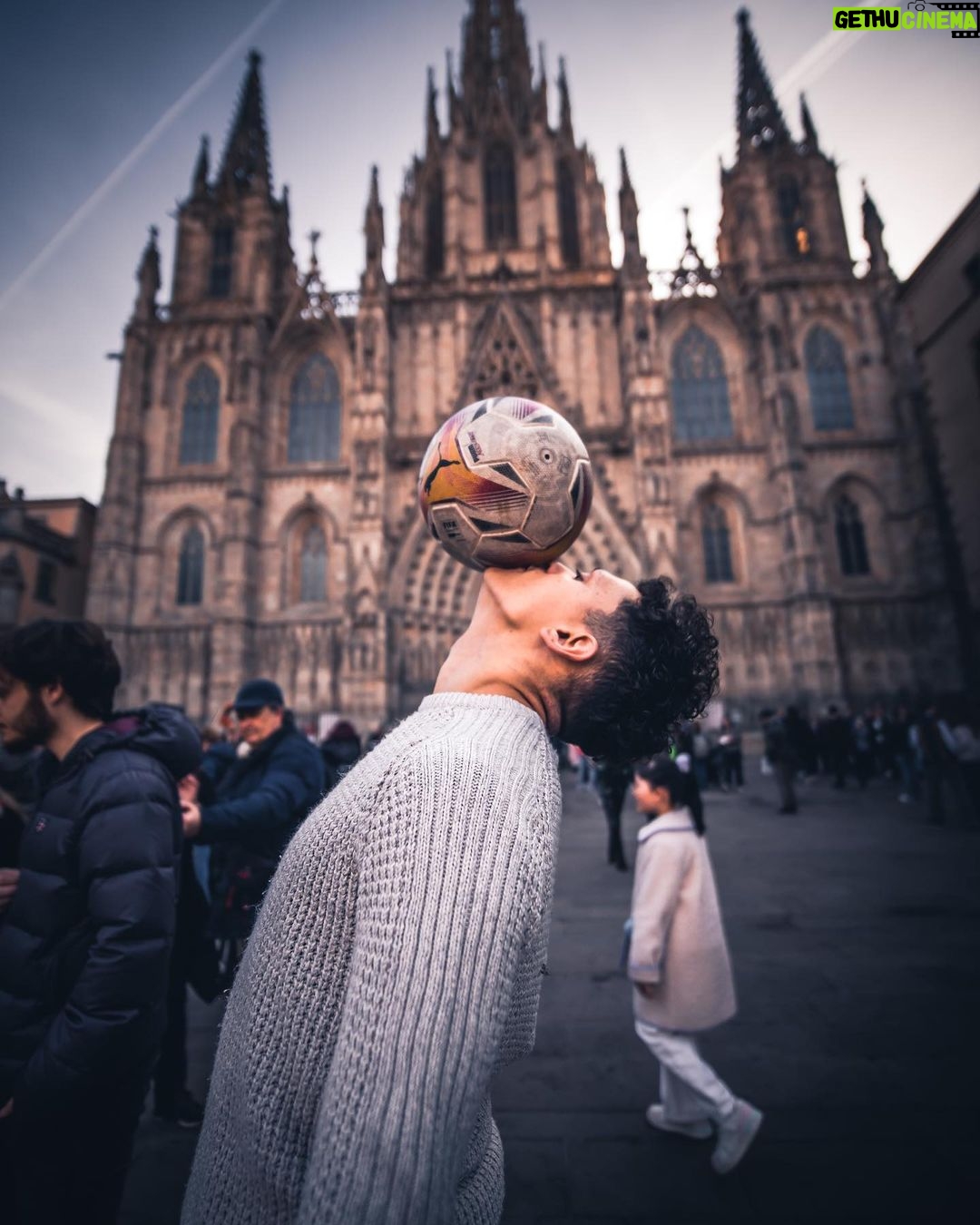 Mohammed El Amine El Khayari Instagram - el freestyle en fotos no se ve mal no? 馃槸 hac铆a tiempo que no sub铆a fotos con el bal贸n, hechas por @mohamedchendri 馃敐馃摳 Barcelona, Spain