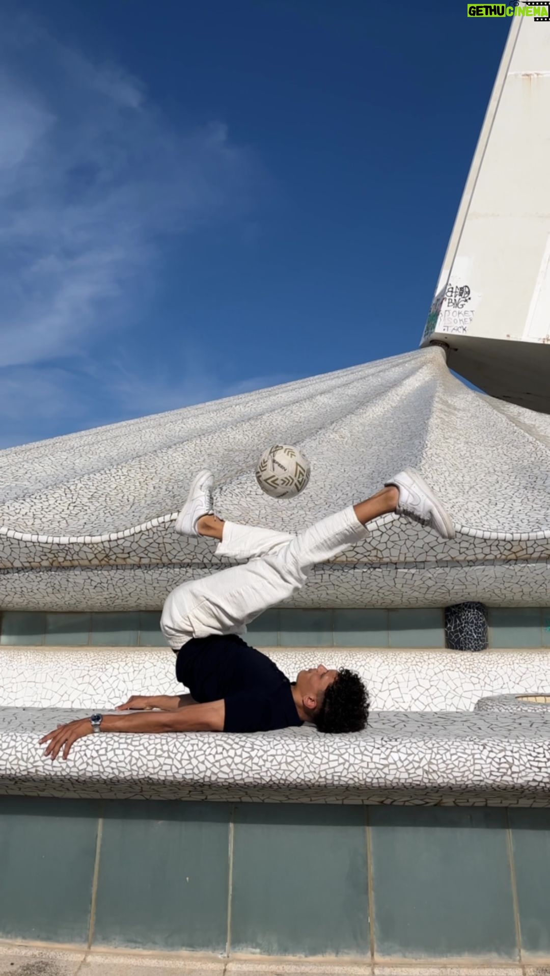 Mohammed El Amine El Khayari Instagram - 馃憖 ojos en el bal贸n siempre :) #skills #freestyle #mohafs #morocco #馃嚥馃嚘 馃幎: @moha_kaid Barcelona, Spain