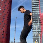 Mohammed El Amine El Khayari Instagram - A veces pierdo el balón entre los edificios 🏘️ y tengo que ir a buscarlo :/ - - - #skills #freestyle #creativevideo #mohafs #freestylefootball #free #style Barcelona, Spain