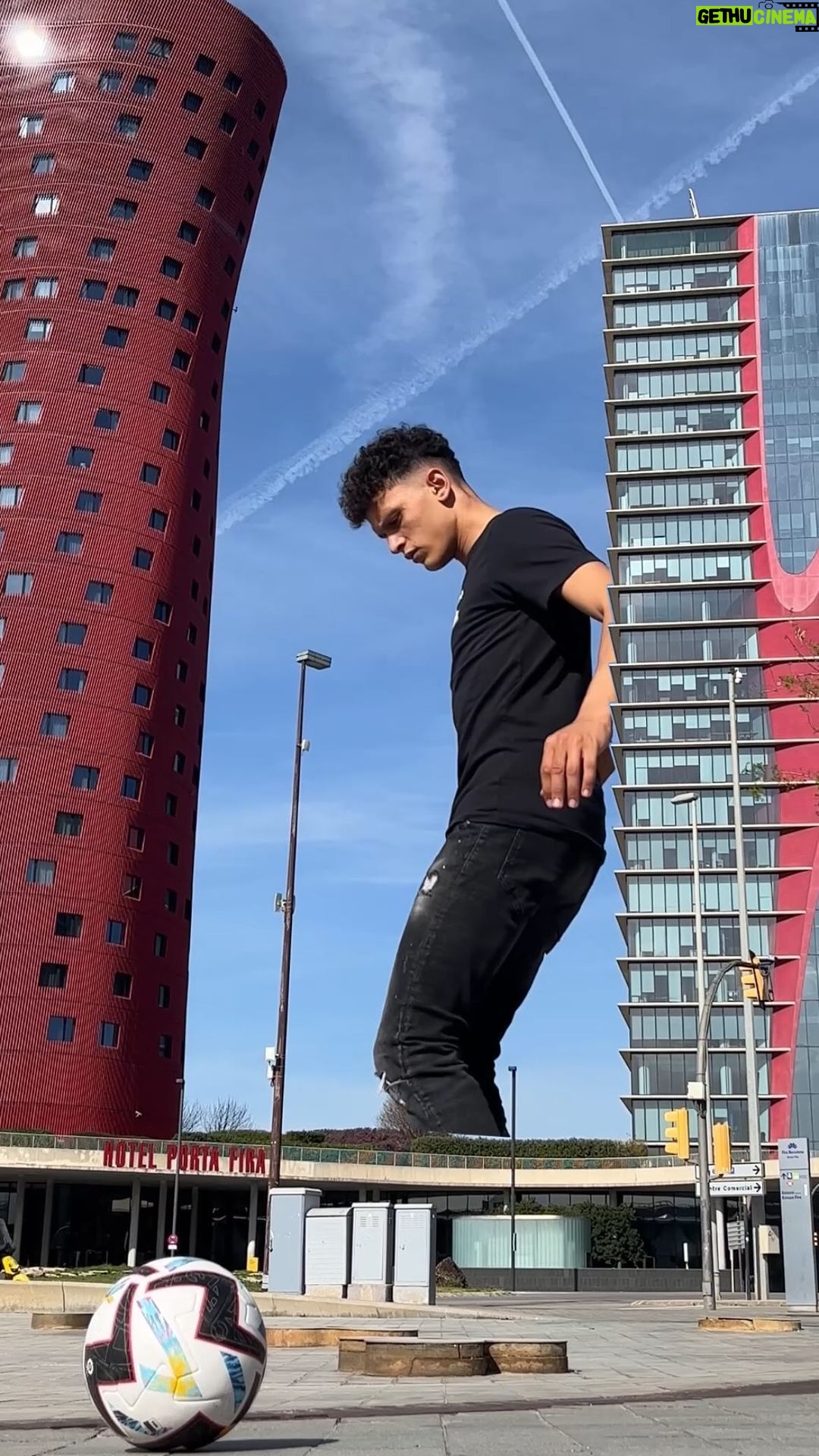 Mohammed El Amine El Khayari Instagram - A veces pierdo el balón entre los edificios 🏘️ y tengo que ir a buscarlo :/ - - - #skills #freestyle #creativevideo #mohafs #freestylefootball #free #style Barcelona, Spain