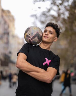 Mohammed El Amine El Khayari Instagram - Hoy hemos salido en el periódico “el fichaje callejero del Barça” 🗞️📈 quien quiera ver el artículo está en la web de @elperiodico_cas 
Fotos hechas por @zowyvoeten