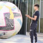 Mohammed El Amine El Khayari Instagram - Todo depende de cómo veas las cosas 👀🤏🏽⚽️ #freestylefootball #mohafs #fslife Barcelona, Spain