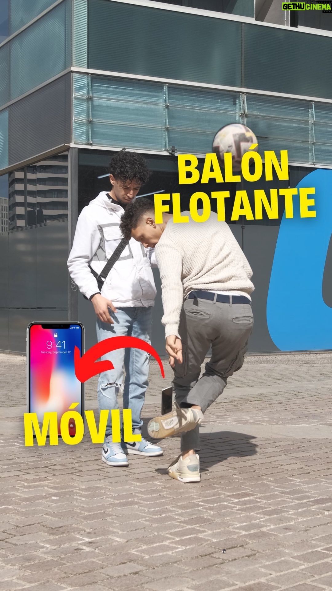 Mohammed El Amine El Khayari Instagram - Dejamos el balón flotando unos segundos para usar el móvil también un poco 😅📲 llego a fallar y me la hubiera liado 👀😵💫 #skills #freestyle #edit #artevisual #mohafs Barcelona, Spain