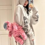Momo Hirai Instagram - 이번 투어 함께 하고있는 곰돌이🐻‍❄️🩷 이름 정해주실분🐻‍❄️