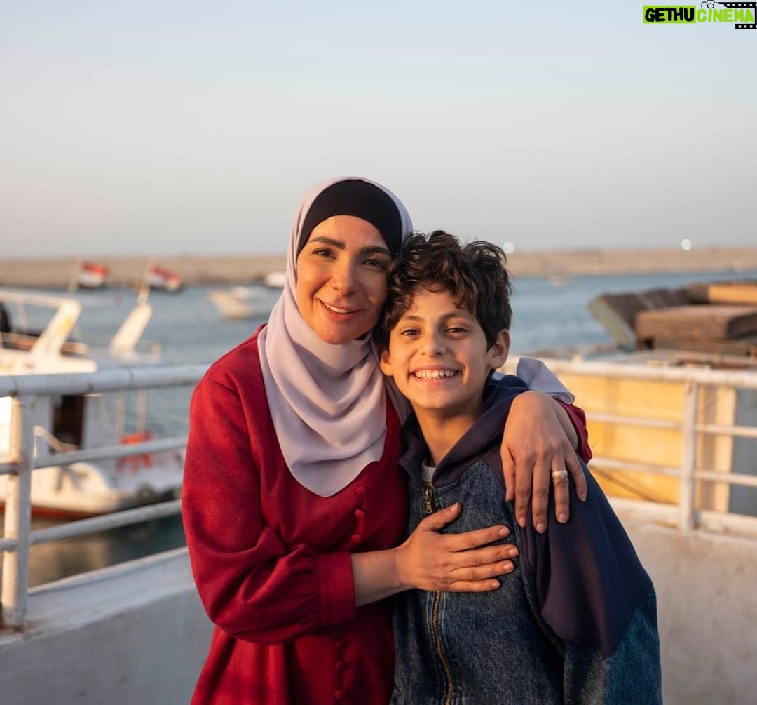 Mona Zaki Instagram - مع انتهاء موسم رمضان حابه أوجه الشكر لجمهوري في مصر والوطن العربي كله على كل التشجيع والحب اللي وصلني منكم.. شكرا لكل شخص أخد من وقته وكتب كلمة حلوة عن مسلسل #تحت_الوصاية. و أحب كمان أوجه الشكر لناس كتير جدا بداية من المخرج العظيم محمد شاكر خضير اللي عارف اللي في قلبي تجاهه وقد إيه هو فنان موهوب وعنده رؤية وحساس جدا.. وعلى المستوى الشخصي إنسانيته تفوق أي شيء أنا شوفته قبل كده، أنا بأدين له بكل الفضل على أي حاجة حلوة في المسلسل. بشكر المنتج الكبير محمد السعدي وشركة ميديا هب، وخالد وشيرين دياب على الفكرة والموضوع والإبداع اللي مش جديد عليهم وبيبهرونا في كل عمل جديد بمواضيع مهمة، ومدير التصوير المتميز بيشوي روزفلت اللي قدّم صورة عالمية.. وأحمد حافظ المونتير العالمي اللي اتشرفنا بوجوده معانا، و الإشراف الفني و الديكور للمهندس محمد عطية اللي موهبته طاغية في الوطن العربي كله، والشاطرة مصممة الأزياء ريم العدل و الموسيقي التصويرية للمبدعه ليال وطفه و بشكر مساعدين الإخراج على تعبهم ومثابرتهم.. و قسم الإنتاج و علي رأسهم المنتج الفني هاني عبد الله وكل رجالته.. ومهندس الصوت إسلام عبد السلام. .. والـ acting coach رامي الجندي، ومساعدتي الشخصية شيماء.. وطبعا فريق وكالة جينجر. وقبل أي حاجة بوجه الشكر طبعا لزمايلي في المسلسل اللي كلهم معجونين موهبة ولولاهم مكنش #تحت_الوصاية ظهر بالشكل ده.. حقيقي هما كتلة من المواهب المتحركة وعاشقين للفن من أكبر حد فيهم لحد البنوتة الصغيرة اللي فاجئتنا كلنا وأخيرا مش ممكن أنسى أهالى عزبة البرج وأجدع صيادين في مصر.. واللي حسسوني أني بقيت واحدة منهم طول فترة استضافتهم لينا. حقيقي فرحت بتعليقاتكم وتفاعلكم مع المسلسل، وأتمنى إنه يكون نقطة بداية لإعادة النظر في قوانين الوصاية وإعطاء الأمهات الحق في أولادهم.. الزمن بيتغير والأوضاع بتتغير والمرأة والأم والزوجة مش عنصر هامشي، دي الأساس اللي قايم عليه كل البيوت، وهي الأصل في حياة أولادها.. وكذلك الأب.. لذلك نتمنى من المشرّع إعادة النظر في مسألة الوصاية وفي بنود كتير في قانون الأحوال الشخصية عشان نحفظ حقوق الأولاد والآباء والأمهات. @mediahubadvertising @muhamadshaker @diabkhaled_ @bishoyrozaflt @attia_productiondesigner @ahmedhfz @reemeladl @layal.watfeh @hanyabdallah001 @ginger__tm @roshdy_elshamy @diabel3aw @khaledkamalofficial @eltayeb.official @ahmedkhaledsalleh @alisobhyofficial @mahanassarofficial @ahmedabdelhamidoff @omar.sherif.actor @noha.abdin.official @tharaa.goubail