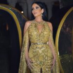 Mona Zaki Instagram - A Golden Night 🌟 with @voguearabia Stylist: @cedrichaddad Dress: @zuhairmuradofficial Jewelry: @bulgari Bag: @sandraj_handbags Makeup: @ojmakeupartist Hair: @rafifazaa Photo: @ranifawazofficial Raffles The Palm Dubai