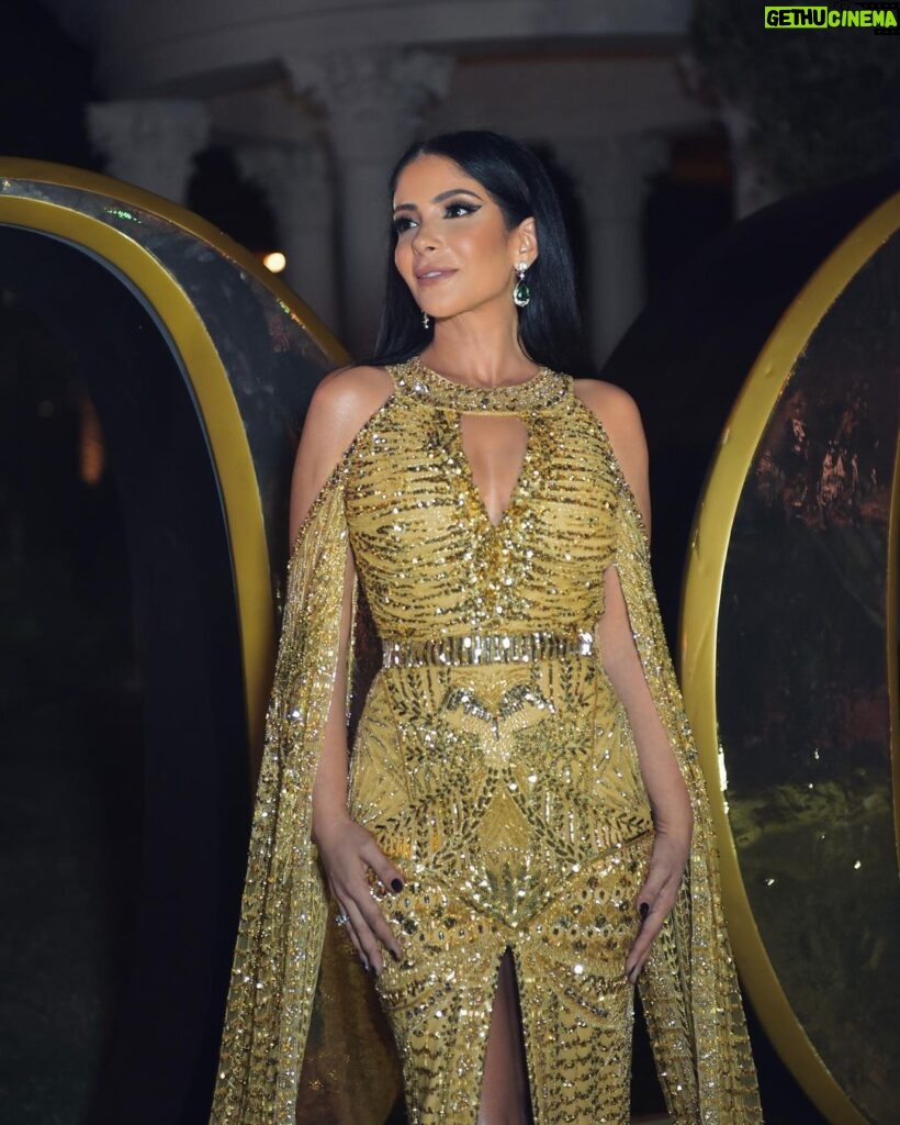 Mona Zaki Instagram - A Golden Night 🌟 with @voguearabia Stylist: @cedrichaddad Dress: @zuhairmuradofficial Jewelry: @bulgari Bag: @sandraj_handbags Makeup: @ojmakeupartist Hair: @rafifazaa Photo: @ranifawazofficial Raffles The Palm Dubai