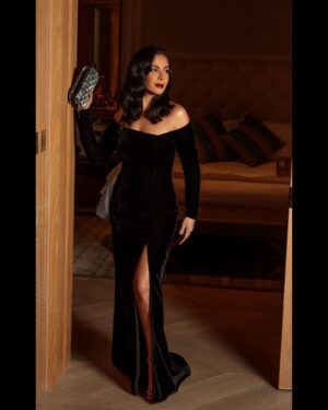 Mona Zaki Instagram - Yesterday’s  اصحاب ولا اعزّ 
Premiere look ♥️

Special thanks to my lovely team🙏🙏 

Stylist: @cedrichaddad 
Dress: @sandynourofficial 
Bag: @sarahsbag 
Shoes: @aquazzura @etoilelaboutique 
Hair: @rafifazaa 
Makeup: @ojmakeupartist 
Photograher: @rolandhaddad_
