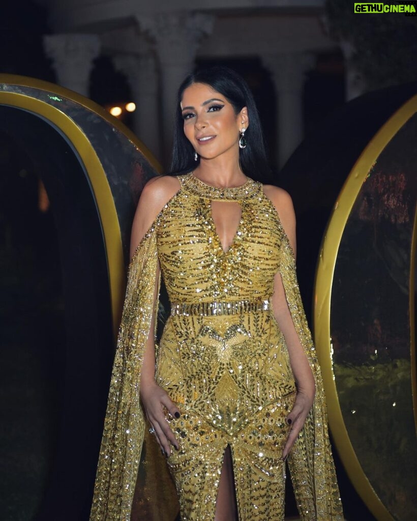 Mona Zaki Instagram - A Golden Night 🌟 with @voguearabia Stylist: @cedrichaddad Dress: @zuhairmuradofficial Jewelry: @bulgari Bag: @sandraj_handbags Makeup: @ojmakeupartist Hair: @rafifazaa Photo: @ranifawazofficial Raffles The Palm Dubai