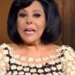 Mona Zaki Instagram - ‎الحوار مع صاحبة السعادة دايما مختلف وتلقائي وعفوي جدا. يارب الحلقة تعجبكم استنوني في لقاء مع حبيبتي صاحبة السعادة @essyounis على قناة dmc يوم الاتنين الساعة ١١ مساء ❤️ Styledby @maigalal Suit @nazazy @nazazy.couture Hairdresser @ahmed__mounir Make up @sallyrashid_