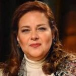 Mona Zaki Instagram - إنا لله وإنا إليه راجعون.. رحيل الفنانة دلال عبد العزيز خبر مؤلم وحزين لا يسعنا معه إلا الصبر والدعاء لها ولأسرتها ولنا جميعا.. خالص عزائي لدنيا وإيمي اسأل الله أن يرزقهم الصبر والثبات ويجعل جنة الفردوس مثوى والديهم... رحمة الله على الفنانة القديرة دلال عبد العزيز ورحمة الله على الفنان القدير سمير غانم، ربنا يجمعهم في جنة الفردوس.. عاشا سويا ورحلا سويا ... نسألكم الفاتحة والدعاء.