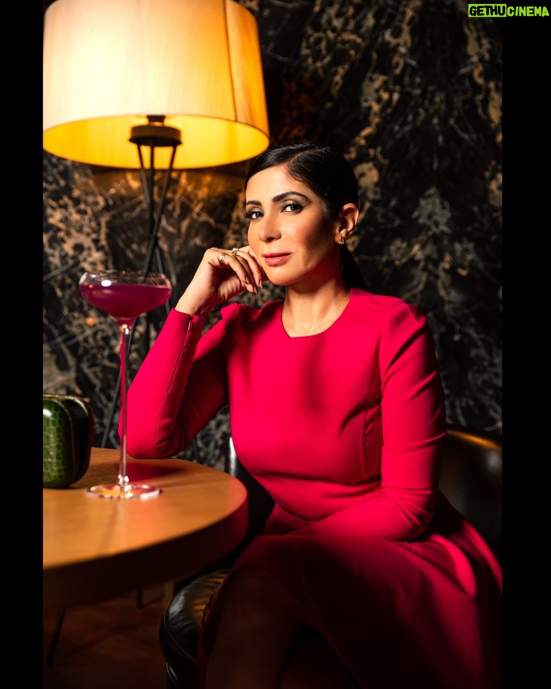 Mona Zaki Instagram - More from yesterday's evening @lorealparis ❤️ Dress: @oscardelarenta via @netaporter Stylist: @cedrichaddad Jewelry: @byrashamansour Bag: @sandraj_handbags Makeup: @ania.poniatowska Hair: @rafifazaa Photographer : @rolandhaddad_ Ain Dubai by Dubai Holding