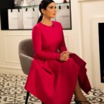 Mona Zaki Instagram - I am always proud to be part of this initiative ❤️ Tonight's @lorealparis live projection Stand up against harassment... Take course now https://www.standup-international.com/mena/en/ It was a pleasure meeting the beautiful @evalongoria Dress: @oscardelarenta via @netaporter Stylist: @cedrichaddad Jewelry: @byrashamansour Makeup: @ania.poniatowska Hair: @rafifazaa Photographer : @rolandhaddad_ Ain Dubai by Dubai Holding