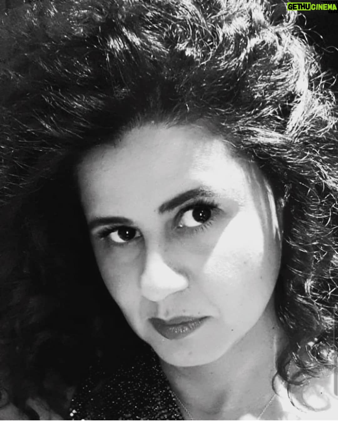 Mona Zaki Instagram - النهارده عيد ميلاد اقرب صاحبه ليا...عشرة عمري كله،سندي واحن انسانه بتعلم كتير منها رغم براءتها ..صحاب من لما كان عندنا سبع سنين ويارب لاخر العمر، بحبك موت ونفسي ربنا يديكي كل السعاده اللي في الدنيا ❤❤❤❤❤❤