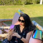 Mona Zaki Instagram - A very special gift from Samsung! Check out my new #GalaxyZFlip I love its outstanding design that easily fits into my pocket, or bag @samsungegypt