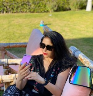 Mona Zaki Instagram - A very special gift from Samsung! Check out my new #GalaxyZFlip 
I love its outstanding design that easily fits into my pocket, or bag @samsungegypt