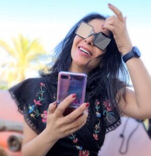 Mona Zaki Instagram - A very special gift from Samsung! Check out my new #GalaxyZFlip 
I love its outstanding design that easily fits into my pocket, or bag @samsungegypt