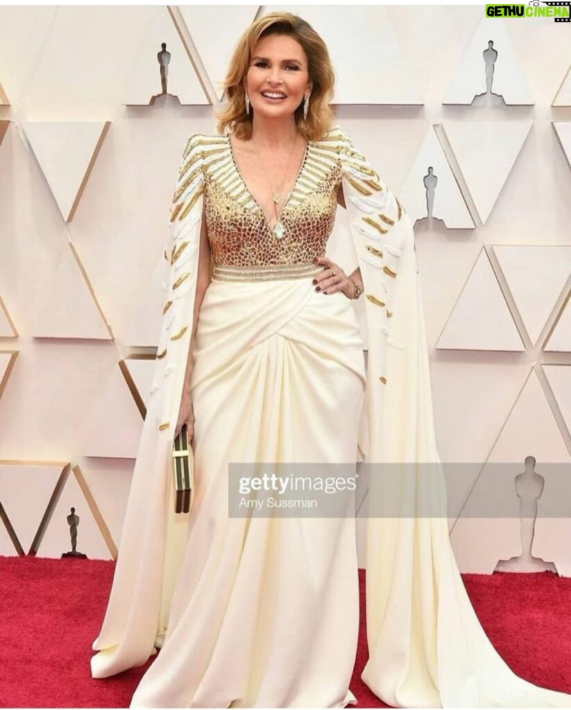 Mona Zaki Instagram - Our legendary beauty queen shining on the Oscars red carpet @youssra ❤❤❤❤❤we love you . Styled by the one and only @maigalal I'm so proud of you 😘😘😘😘